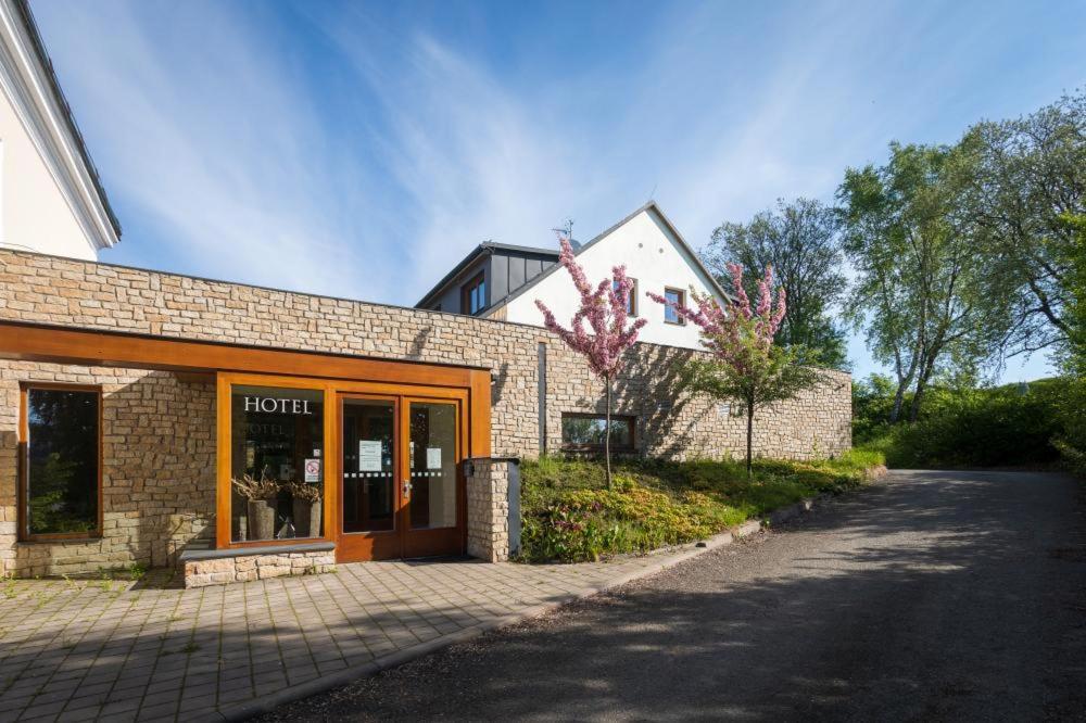 Lisensky Dvur Gasthof Sněžné